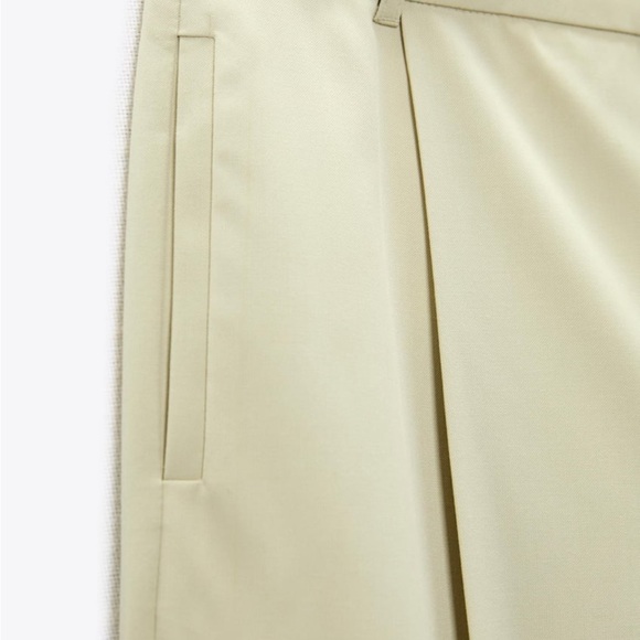 High waisted pants with front pockets and with back false welt pockets. - Picture 6 of 6